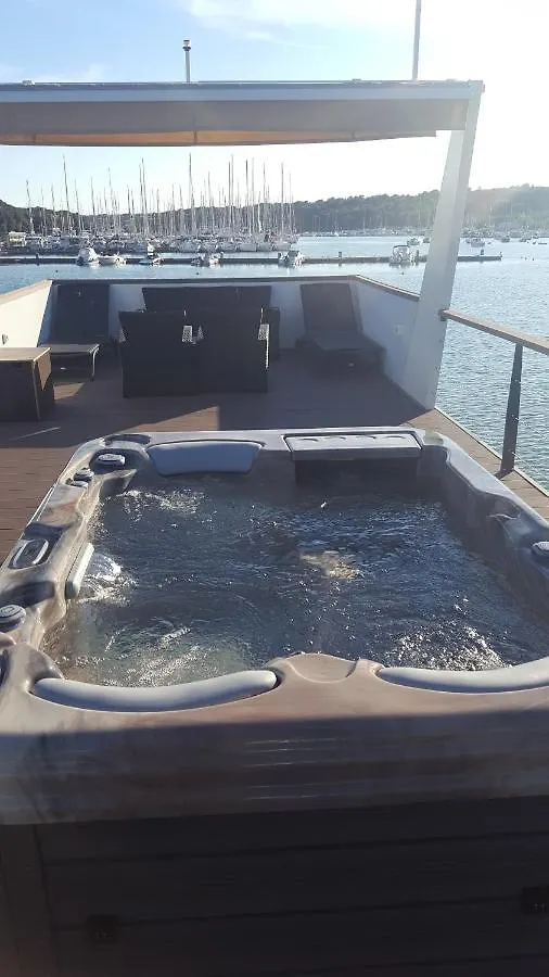 Floating House - Arena 2 Villa Pula 0*,  Hırvatistan